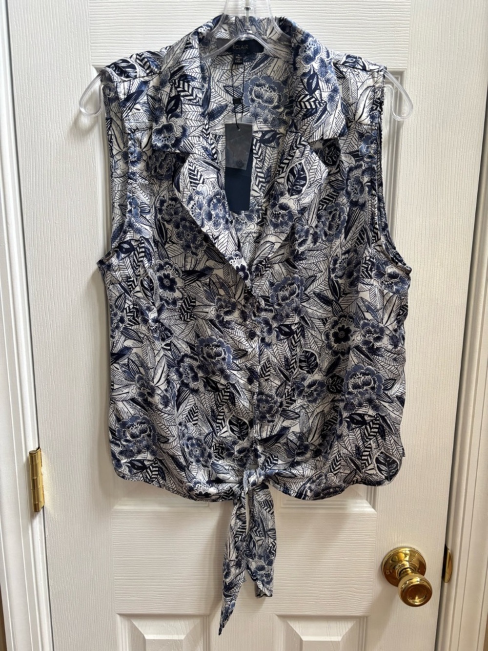 Eclair Woman’s Sleeveless Tie-Front Floral Blouse in Navy & White, Size L, NWT